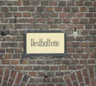 Westbatterie Schild