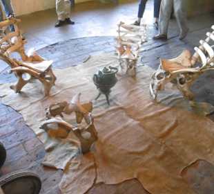 Sitzgruppe aus Rinderknochen