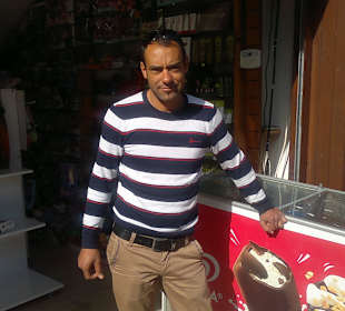 Nett und spricht gut Deutsch. 