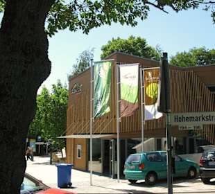 Seitlich ist ein richtig großer Parkplatz