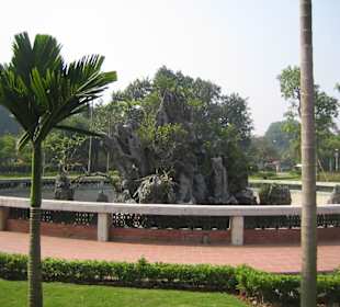 Brunnen neben dem Eingang vom Ho Chi Minh Museum