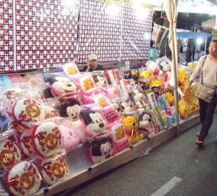 Zahlreiche Stände entlang der Beach