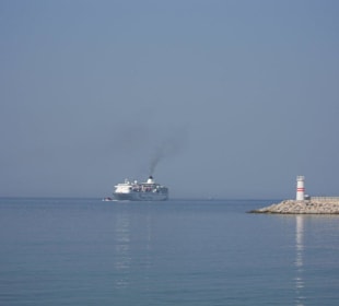 Einfahrendes Kreuzfahrtschiff