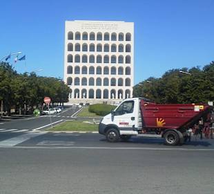 Palazzo della Civilta Italia neben Parco del Ninfe