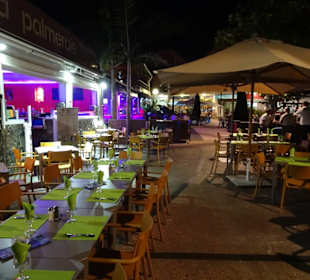 Strandpromenade an der Plage des Roches Noires
