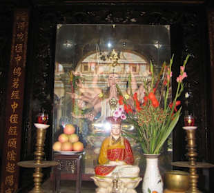 Ein Altar imTempel von Vina Trang.
