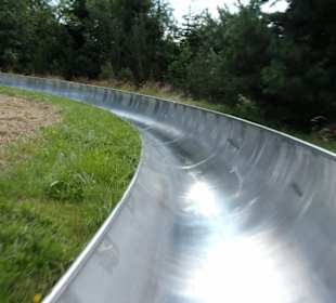 Auf der Rodelbahn ins Tal