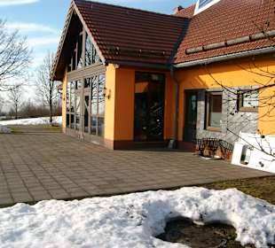 Mit großer Terrasse angrenzend