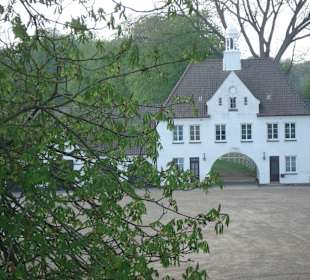 Blick auf das Torhaus mit Kastanienallee