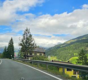 Vereinzelt Häuser auf der Strecke