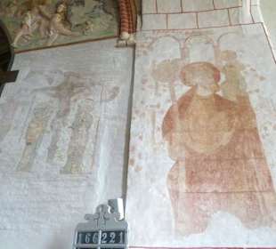 Reste der freigelegten Fresken