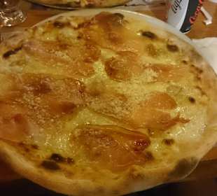Pizza mit Bergkäse und Schinken