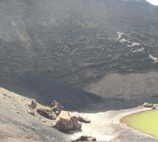 Kraterrand mit Lagune