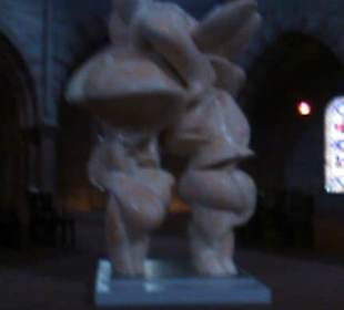 Abstrakte Figuren im Altarbereich. 