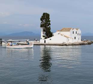 Kloster Vlacherna vom Boot aus gesehen