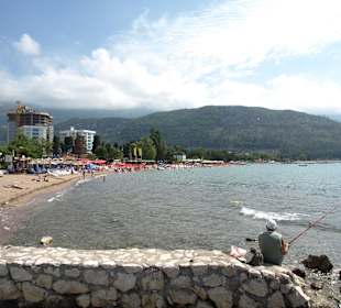 Blick vom Strand zu einem Neubau