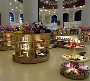 Riesiger Andenkenladen, muß man durch