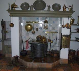 Küche mit gusseisernem Herd und Backröhre