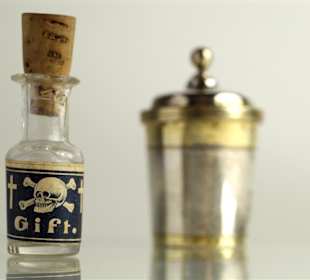 Giftfläschchen und Trinkbecher aus Silber, 18. Jh.