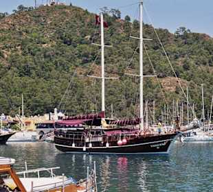 Hafen mit Segelschiff