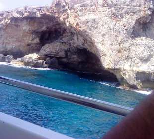 Schöne Höhlen vom Boot zu sehen