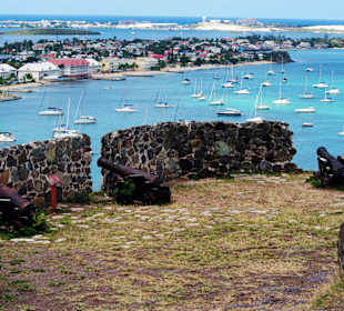 Blick auf den Hafen von Marigot von Fort Louis aus