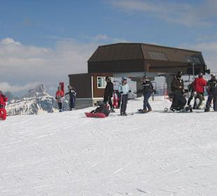 Skifahrer und Snowboarder