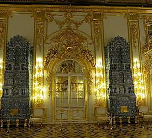 4 gewaltige Kachelöfen temperieren den Raum