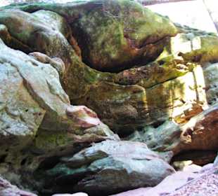 Oben kleinere Höhlen