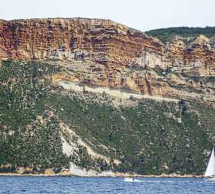 Sicht vom Wasser auf die Route des Crêtes