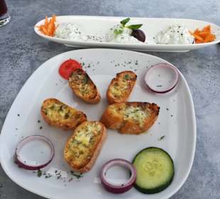 Tzaziki und Knoblauchbrot