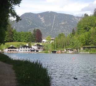 Riessersee mit Restaurant im Hintergrund