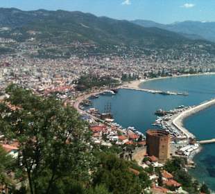 Blick über den Hafen zum Hotel Panorama