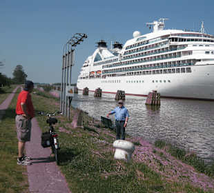 Traumschiff auf dem Nord-Ostsee-Kanal