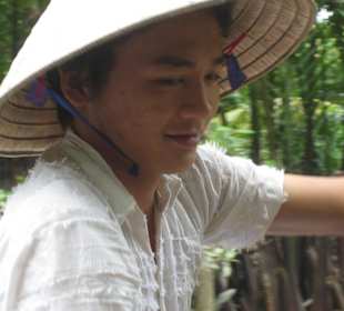 Ein Vietnamese bei der Arbeit auf dem Mekong.
