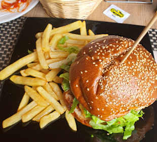 Cheeseburger mit Pommes