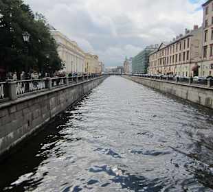 Der Kanal neben der Kirche