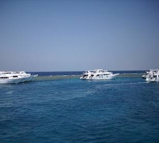 Ein paar andere Schiffe auf dem Weg und am Riff