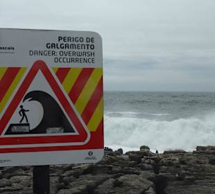 Nähe Boca do Inferno - Warnung vor den Wellen