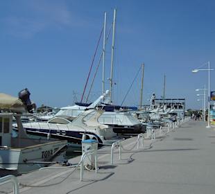 Segler und Motorboote vereint