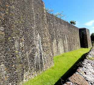 Mauern und Gräben des Forts
