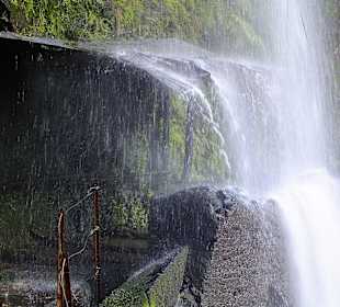 Man kommt einigermaßen geschützt hier durch