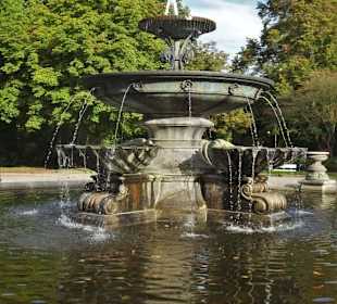 Ansichten des Marcus-Brunnen im Bürgerpark