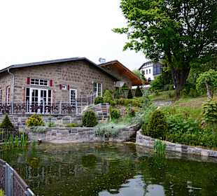 Restaurant von hinten mit Koiteich 