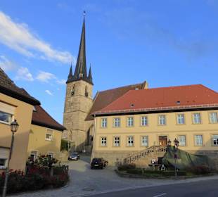 Rathaus und Kirche