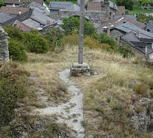 Gegenüber des Turms ein Holzkreuz