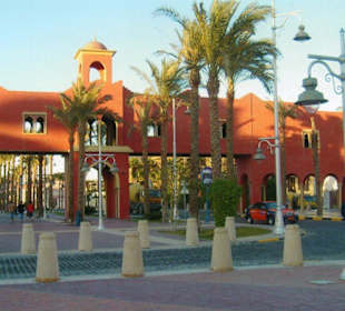 Promenade vor Hotel Aladdin Beach Resort