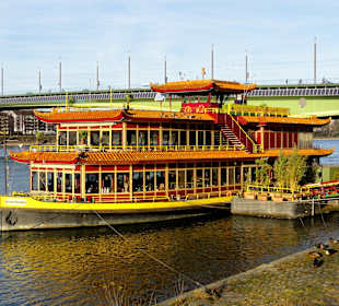 Außenansicht des schwimmenden Restaurants