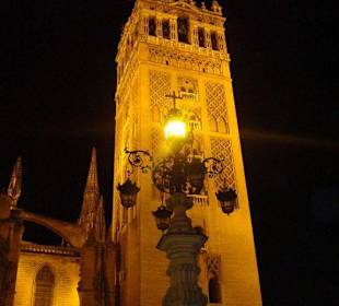 La Giralda alumbrada de noche