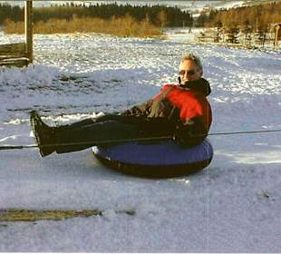 Snowtubing auf dem Ellenbogen